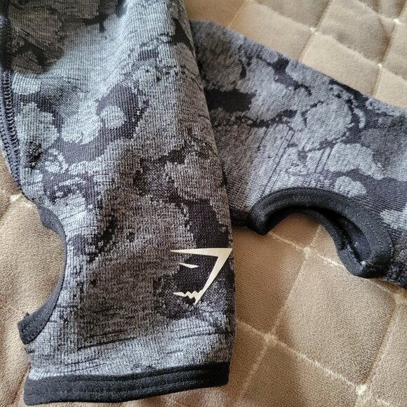 Gymshark Black and Gray Camo Crop Top - Picture 5 of 6